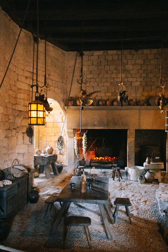 La cuisine du chateau de Beynac-et-Cazenac, lieu de tournage du film "les visiteurs". crédit photo : Clara Ferrand - blog Wildroad