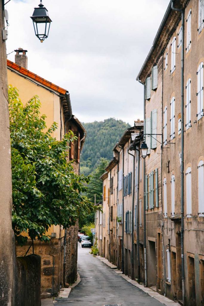 Où s'approvisionner sur le GR70, dans les petits villages de la Lozère. crédit photo : Clara Ferrand - blog Wildroad