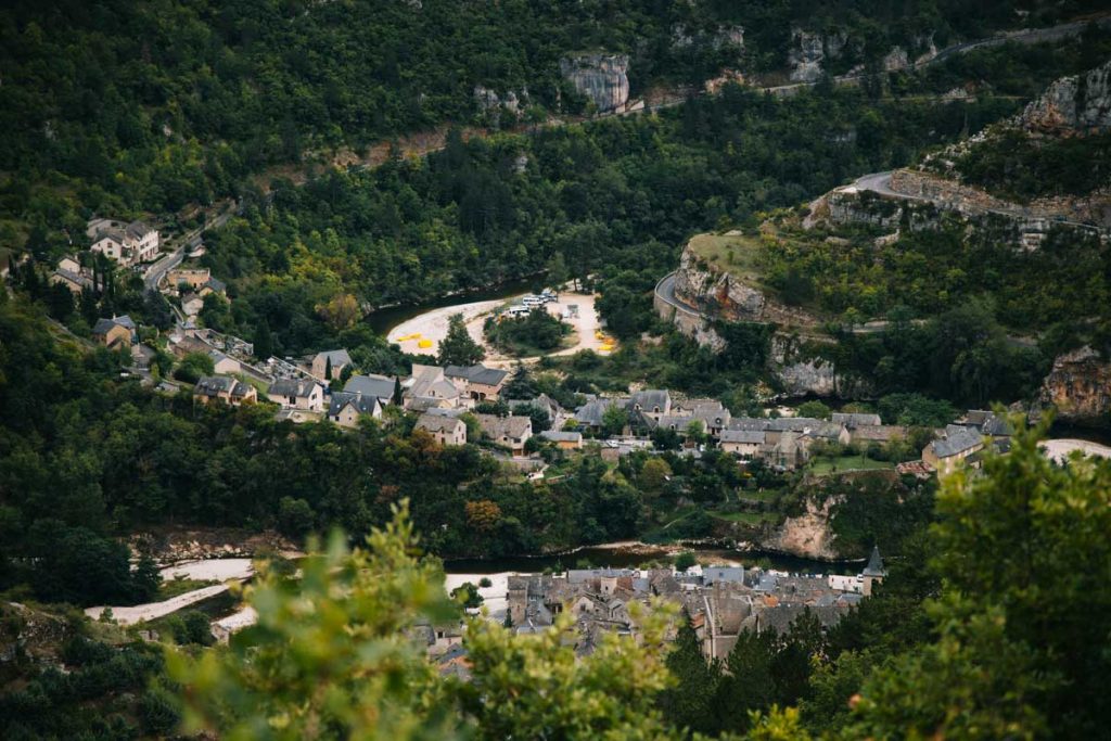Le village de Saint-Enimie dans les Gorges du Tarn. crédit photo : Clara Ferrand - blog Wildroad