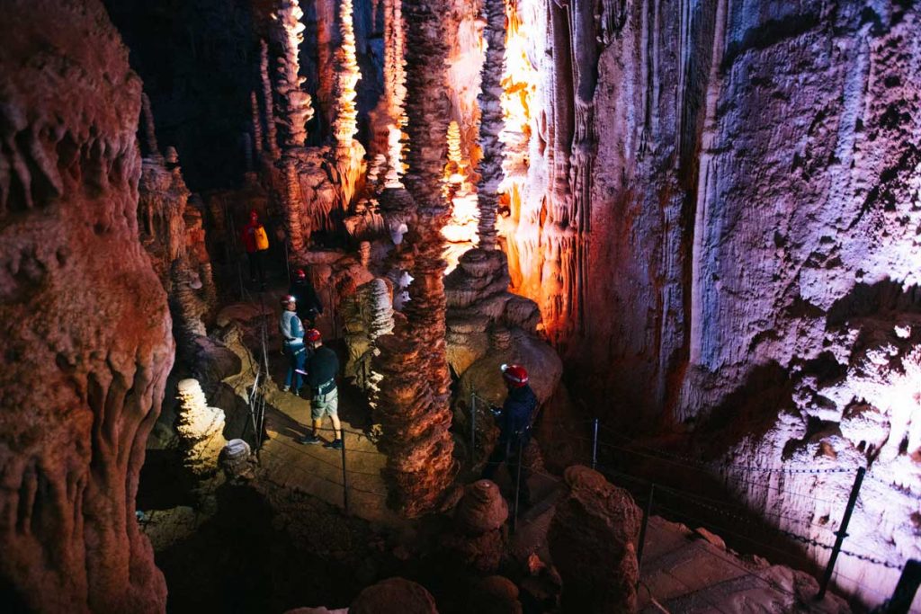 Visite insolite de l'aven Armand en descente en rappel. crédit photo : Clara Ferrand - blog Wildroad