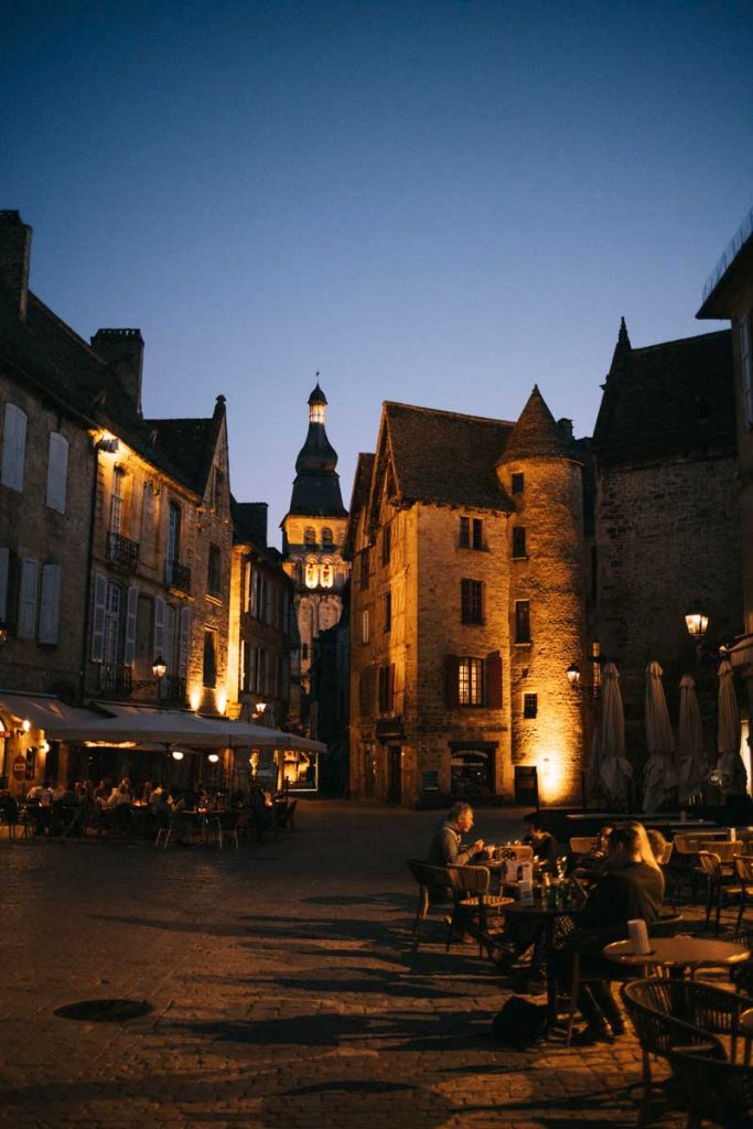 Visiter Sarlat de nuit dans la vallée de la Dordogne. crédit photo : Clara Ferrand - blog Wildroad