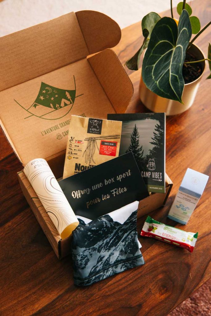 Cadeaux de Noel pour les amateurs de randonnée : la box Camp Vibes. crédit photo : Clara Ferrand - blog Wildroad