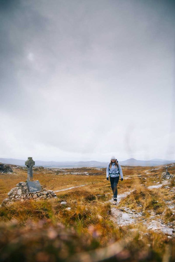 Les stèles celtiques en pierre de La Chapelle de Saint Patrick au col de Maumeen. crédit photo : Clara Ferrand - blog Wildroad
