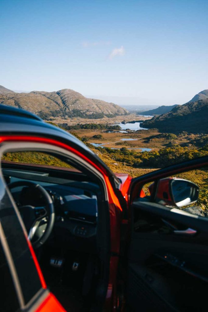 Conduire à gauche en Irlande et faire un road trip en voiture électrique. crédit photo : Clara Ferrand - blog Wildroad
