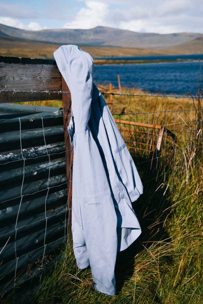 Le coupe vent imperméable de Merrell. crédit photo : Clara Ferrand - blog Wildroad