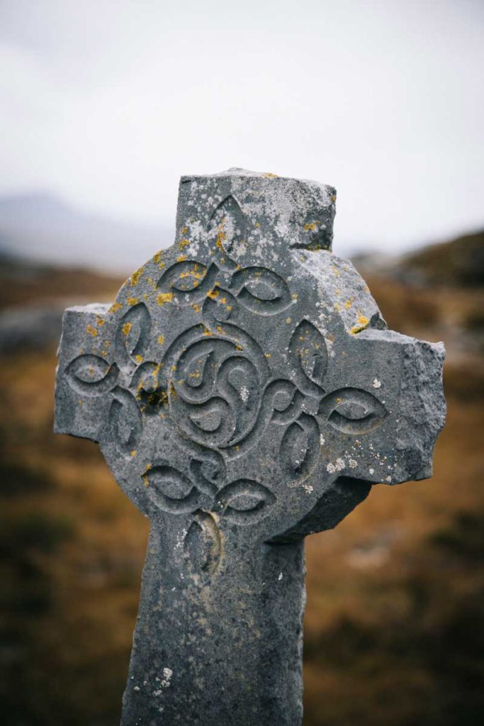 Croix celtique à La Chapelle de Mam Ean dans les montagnes du Connemara. crédit photo : Clara Ferrand - blog Wildroad