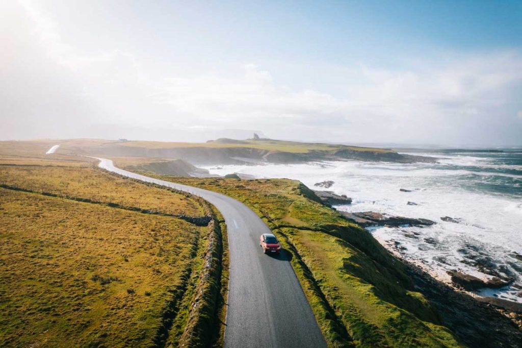 Conduire sur les route de Sligo en Irlande. crédit photo : Clara Ferrand - blog Wildroad