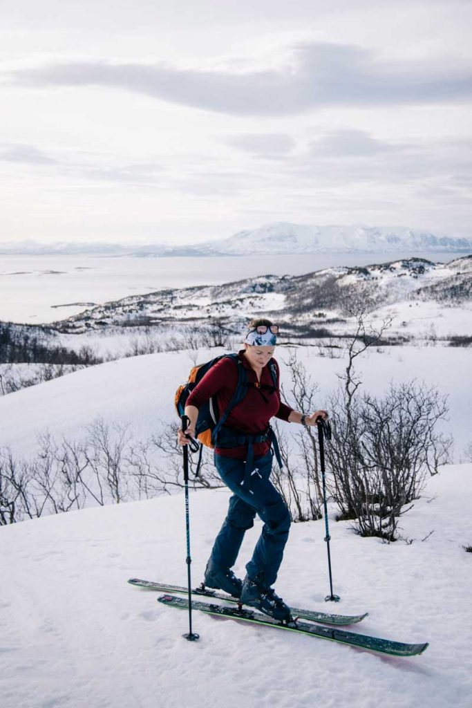 Avoir ses skis dans l'avion pour aller en Norvège. crédit photo : Clara Ferrand - blog Wildroad