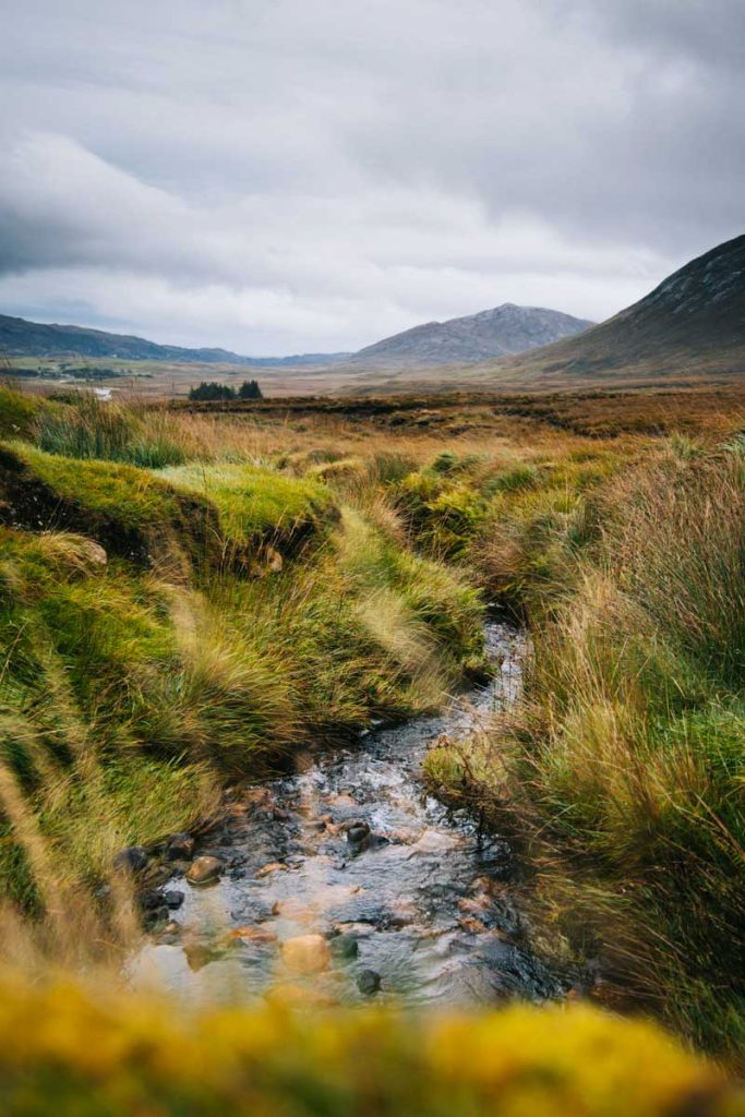 Les montagnes d'Irlande dans la région de Galway dans le Connemara. crédit photo : Clara Ferrand - blog Wildroad
