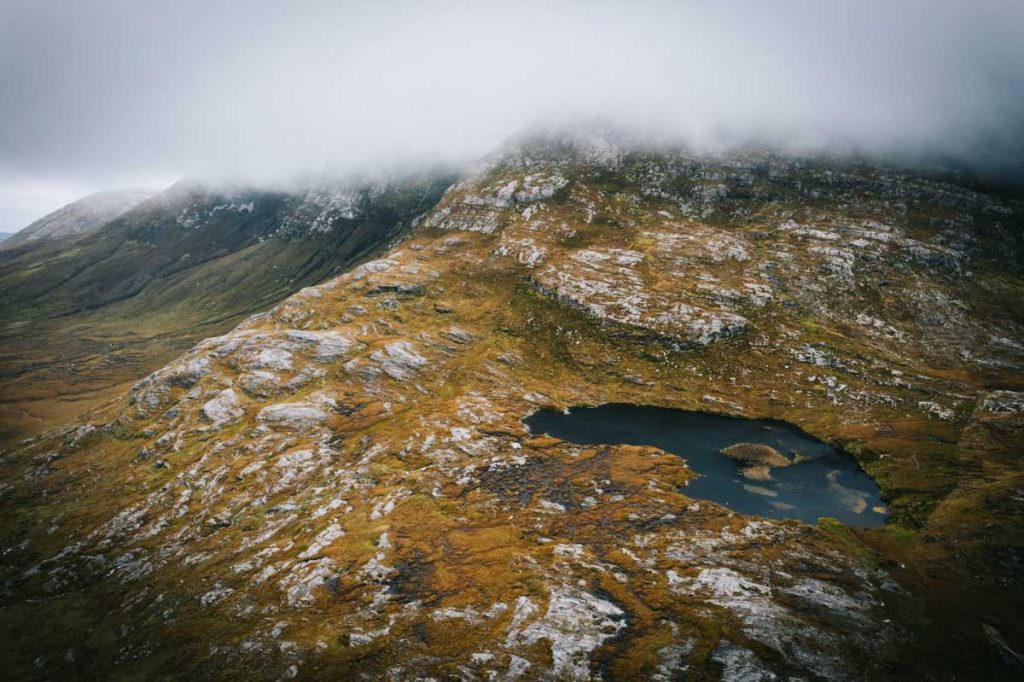 Randonner à la journée dans les montagnes et lacs du Connemara en Irlande. crédit photo : Clara Ferrand - blog Wildroad