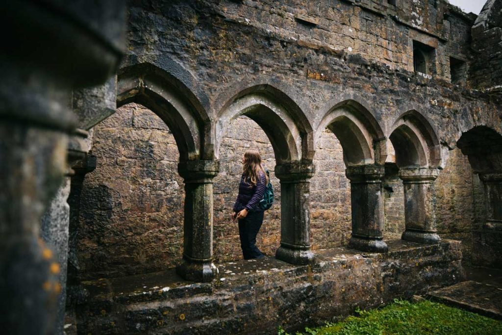 Visiter les ruines de Moyne Abbaye sur The Western Way. crédit photo : Clara Ferrand - blog Wildroad
