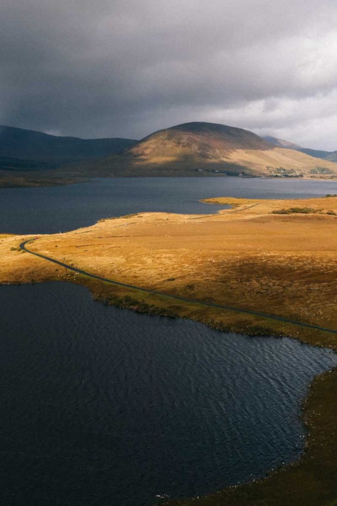 Conduire sur les plus belles route touristiques d'Irlande. crédit photo : Clara Ferrand - blog Wildroad