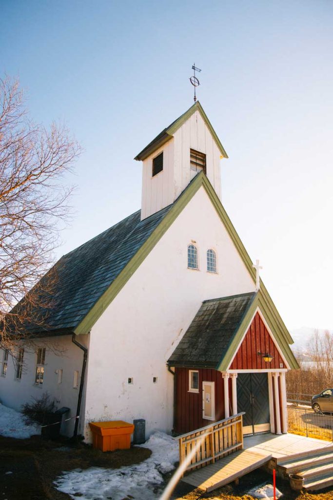 L'église de Skaland pour le départ de la randonnée de Husjfellet. crédit photo : Clara Ferrand - blog Wildroad