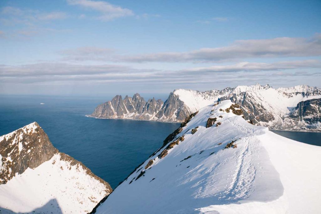 Faire du ski de randonnée au départ de Skaland pour aller à Husfjellet. crédit photo : clara ferrand - blog Wildroad