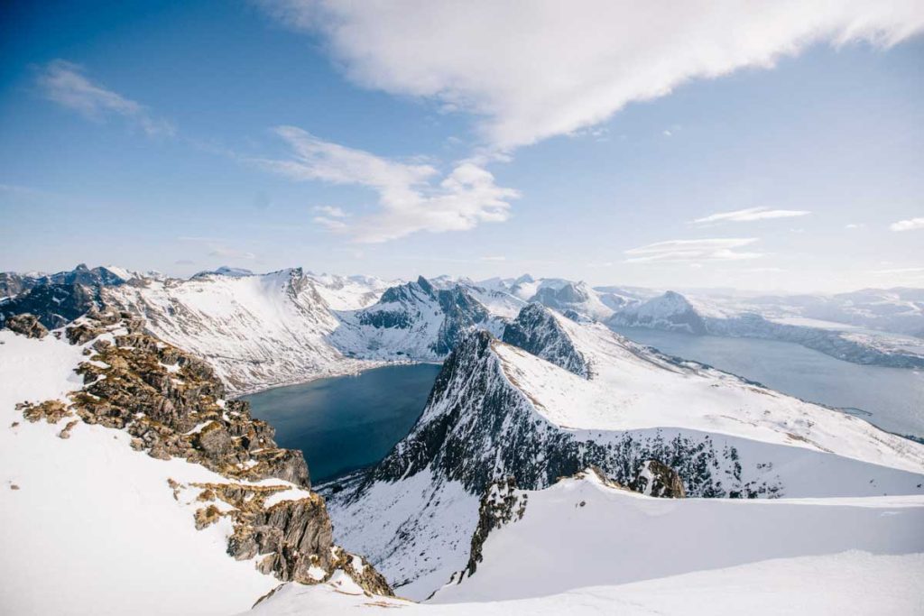 La vue au sommet de Husfjellet sur l'île de Senja. crédit photo : Clara Ferrand- blog Wildroad