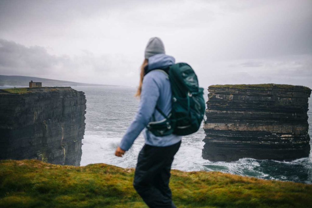 Downpatrick head sur le sentier de randonnée de la Western Way en Irlande. crédit photo : Clara Ferrand - blog Wildroad
