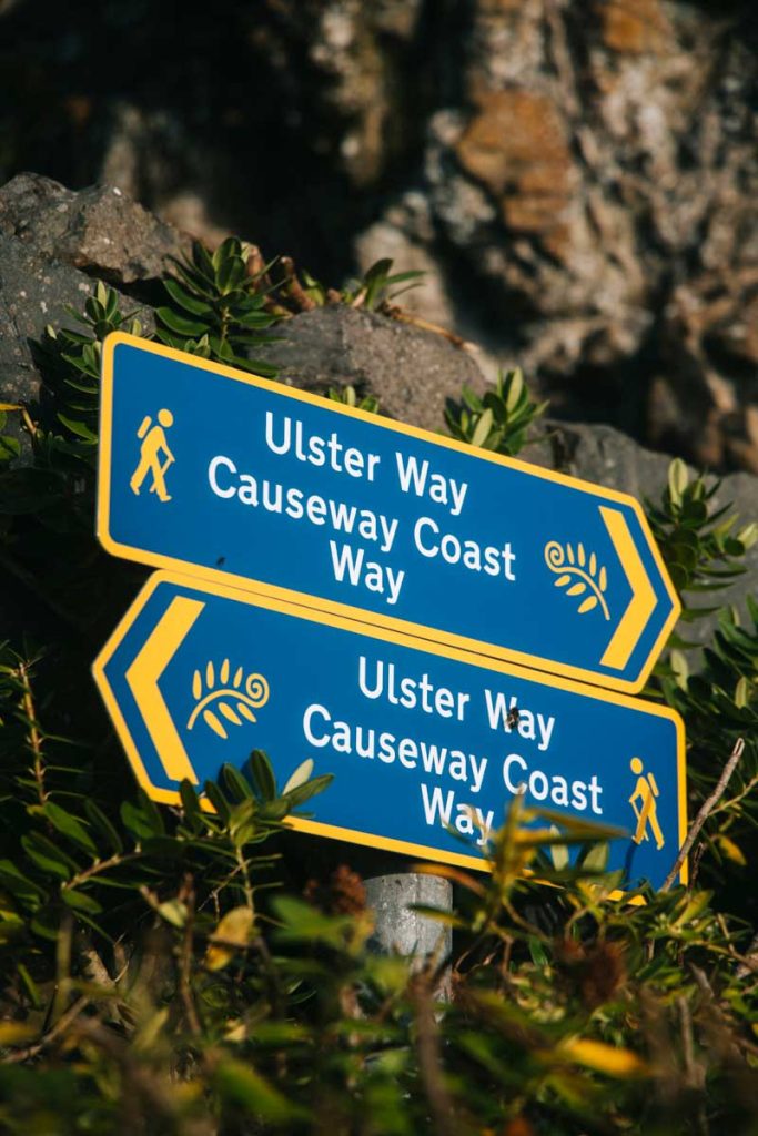 Les panneaux de randonnée de Ulster Way et Causeway Coast Way. crédit photo : Clara Ferrand - blog Wildroad