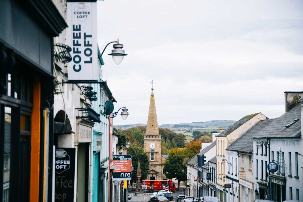 La ville côtière de Ballycastle, point d'arrivée du sentier de randonnée Causeway Coast Way. crédit photo : Clara Ferrand - blog Wildroad