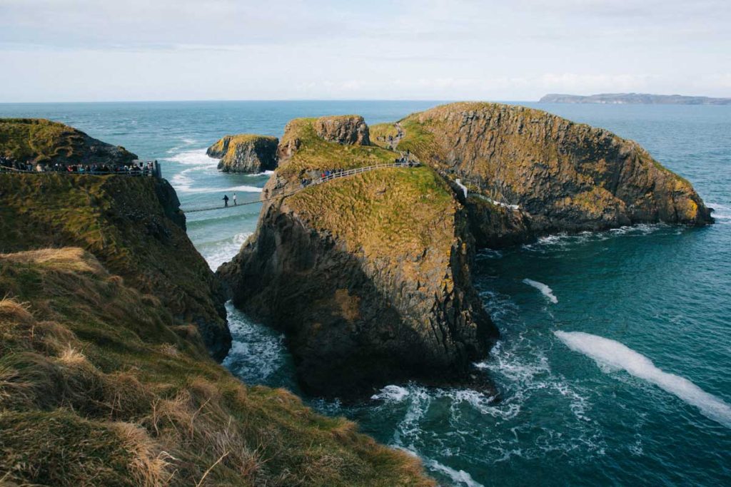 Le pont suspendu de Carrick-a-rede en Irlande. crédit photo : Clara Ferrand - blog Wildroad
