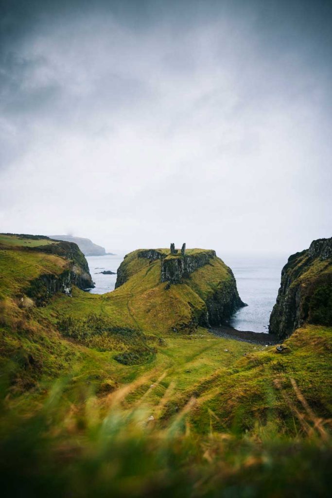 Les ruines du chateau de Dunseverick le long de la côte en Irlande du Nord. crédit photo : Clara Ferrand - blog Wildroad
