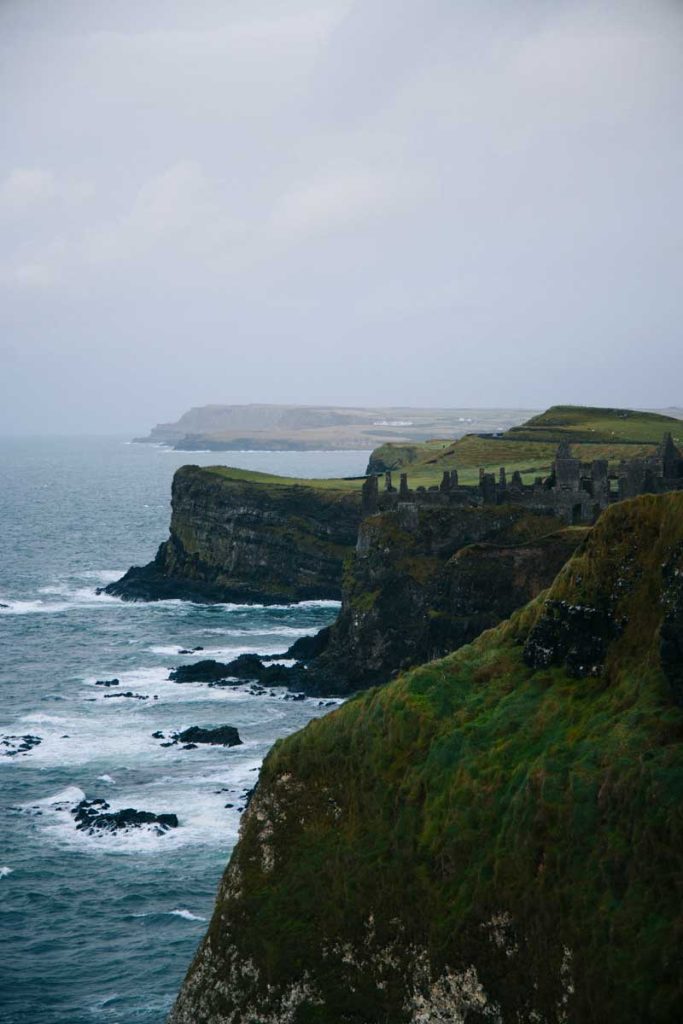 La vue sur le chateau de Dunluce depuis Magheracross viefwpoint. crédit photo : Clara Ferrand - blog Wildroad