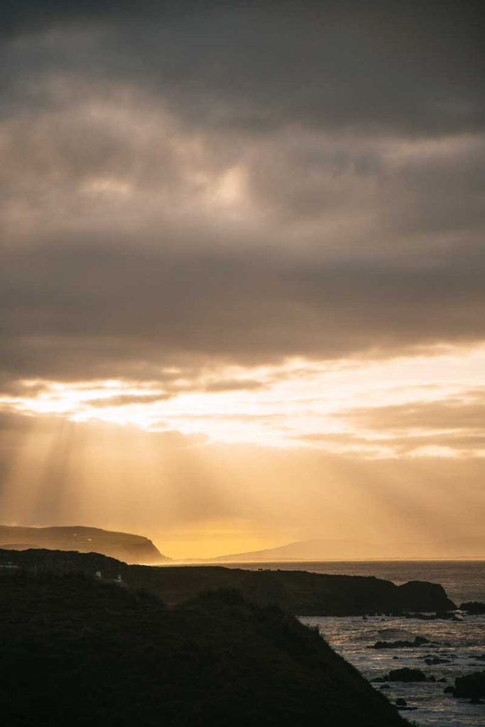 Coucher de soleil sur les falaises de la chaussée des Géants. crédit photo : Clara Ferrand - blog Wildroad