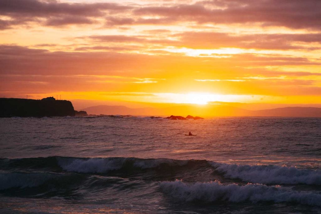 Un kayak de mer au coucher du soleil sur la plage de Portrush. crédit photo : Clara Ferrand - blog WIldroad