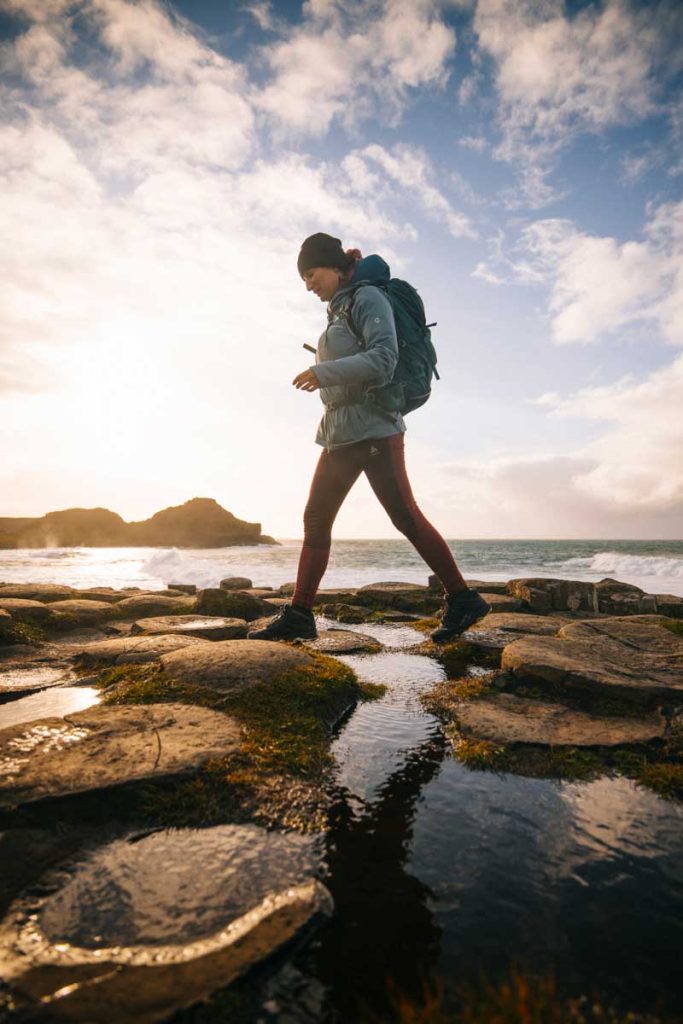 Mon équipement pour randonner sur la Causeway Coast Way : les chaussures de randonnée Merrell. crédit photo : Clara Ferrand - blog Wildroad