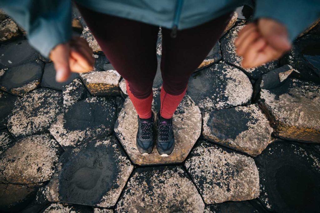 Comment se chausser pour randonner su bla chaussée des Géants ? crédit photo : Clara Ferrand - blog Wildroad