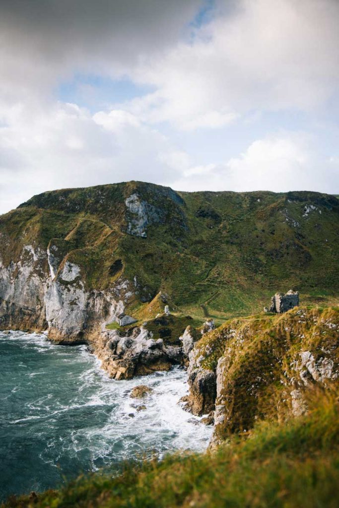 Kinbane Castle sur le sentier de randonnée Causeway coast Way. crédit photo : Clara Ferrand - blog Wildroad