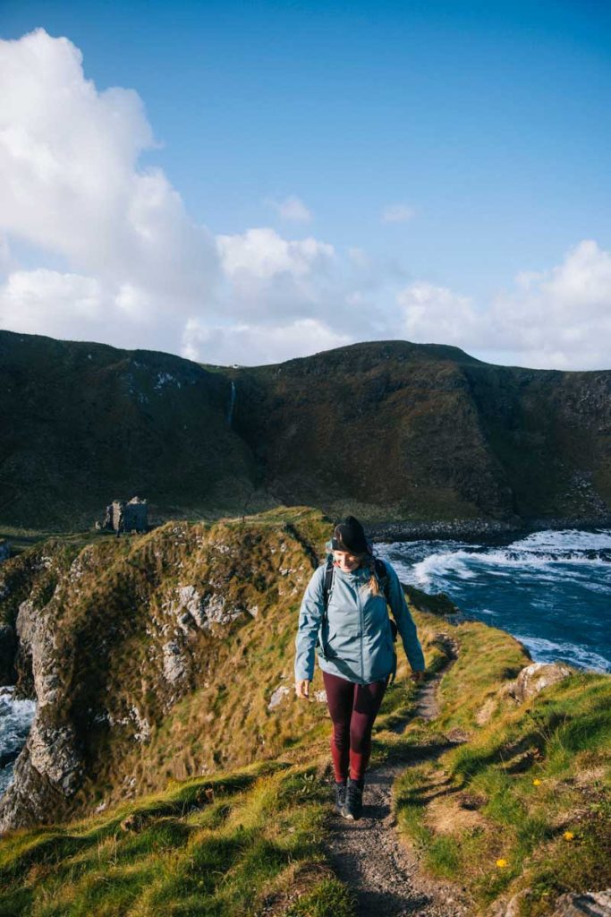 Randonner au bout de Kinbane Head dans le comté d'Antrim. crédit photo : Clara Ferrand - blog Wildroad