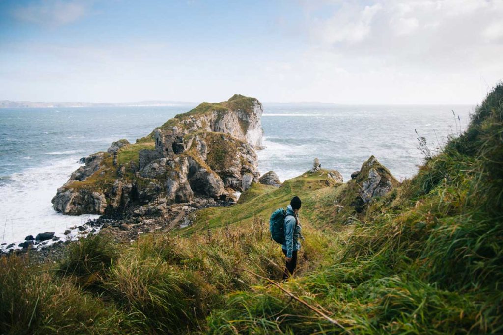 Kinbane Castle sur la 3 eme étape de Causeway Coast Way. crédit photo : Clara Ferrand - blog Wildroad