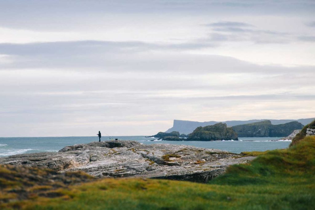 Un pêcheur à Ballintoy Harbourg. crédit photo : Clara Ferrand - blog Wildroad