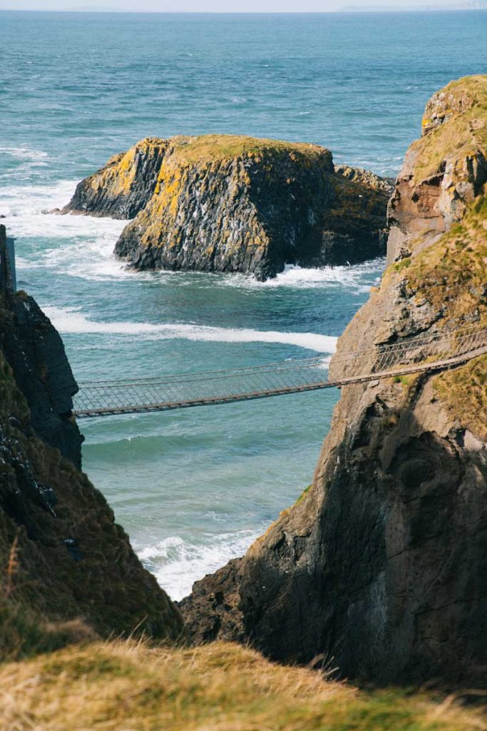 Pont à corde à voir le long de The Causeway Coast Way : Carrick-a-rede. crédit photo : Clara Ferrand - blog Wildroad