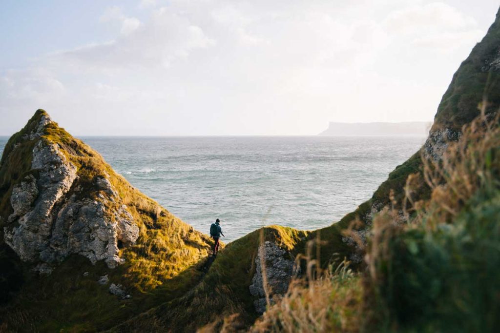 Les guide papiers pour préparer la randonnée de la Causeway Coast Way en Irlande du Nord. crédit photo : Clara Ferrand - blog Wildroad
