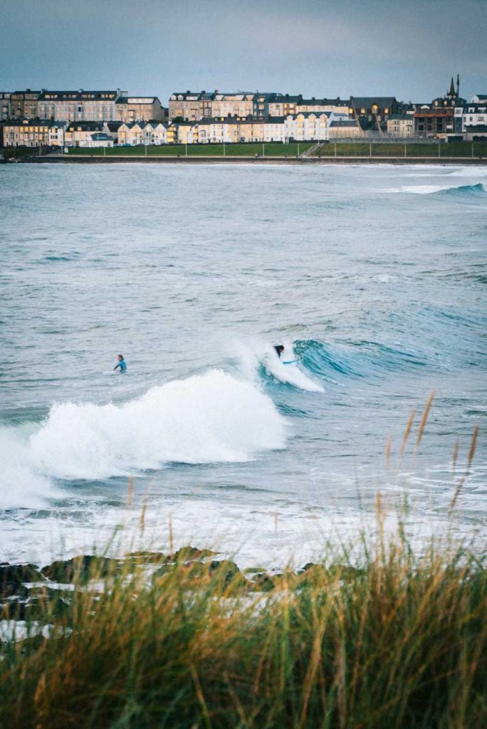Les surfeur sur East Strand beach à Portrush. crédit photo : Clara Ferrand - blog Wildroad