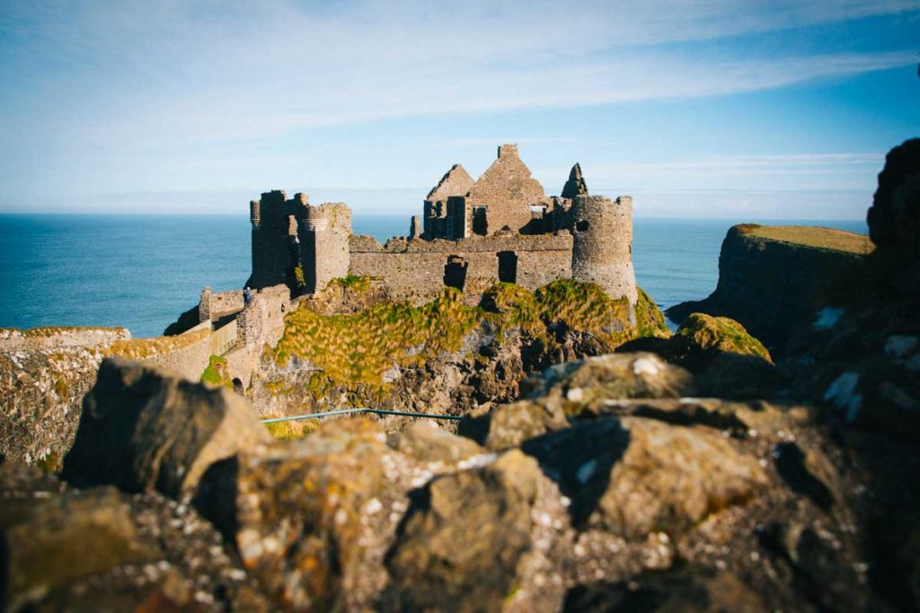 Visiter le chateau de Dunluce Castle sur la Causeway coast. crédit photo : Clara Ferrand - blog Wildroad