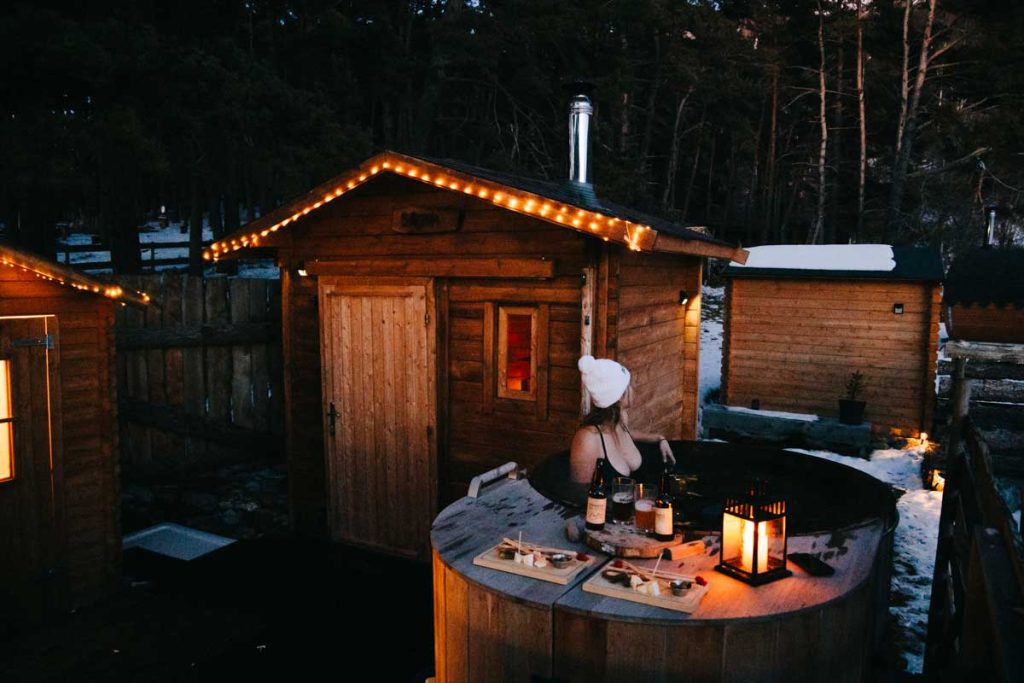 Un apéro romantique aux bains des bois à Montclar. crédit photo : Clara Ferrand- blog Wildroad
