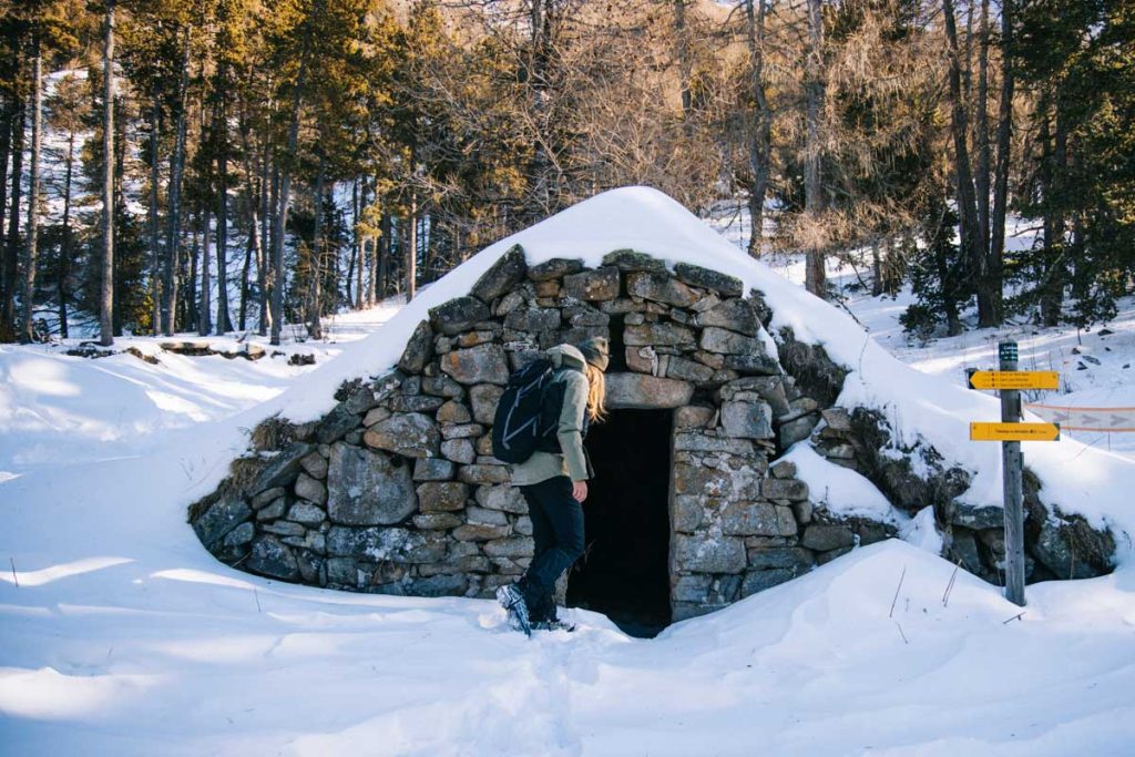 Une borne traditionelle des alpages dans les Alpes du sud. crédit photo : Clara Ferrand - blog WIldroad