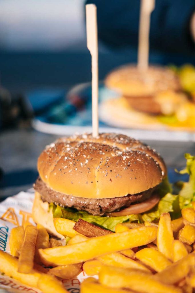 Le burger du restaurant d'altitude le 360 sur les pistes de Chabanon. crédit photo : Clara Ferrand - blog Wildroad
