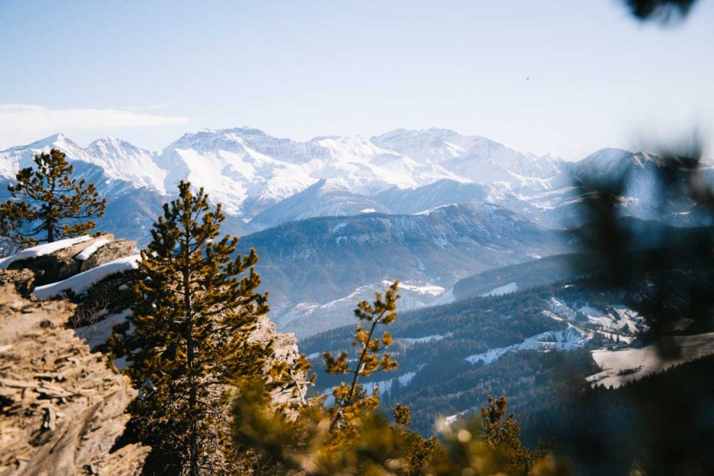 Panorama sur la chaîne de la Blanche dans les Alpes du Sud depuis un belvédère sur le domaine de Chabanon. crédit photo : Clara Ferrand - blog Wildroad