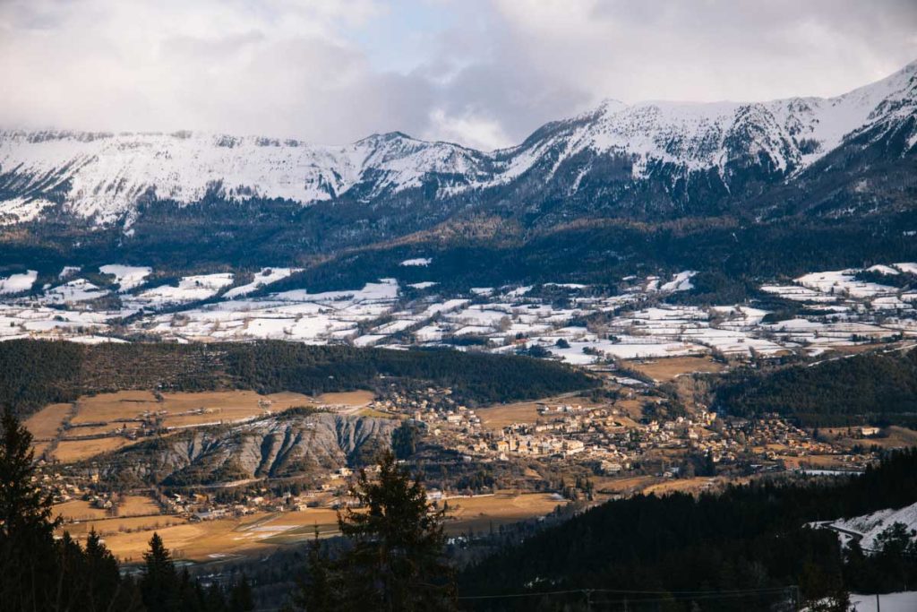 La vue sur Seyne depuis le col du Fanget. crédit photo : Clara Ferrand - blog WIldroad