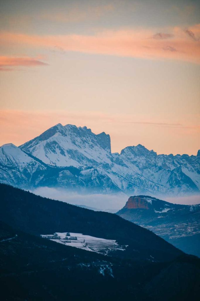 Le coucher de soleil sur le Dévoluy depuis Montclar. crédit photo : Clara Ferrand - blog Wildroad