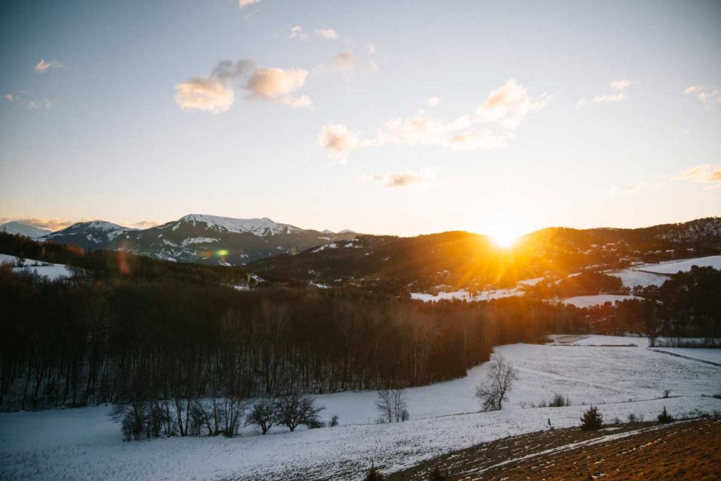 Coucher de soleil sur Blanche Serre Ponçon. crédit photo : Clara Ferrand - blog Wildroad