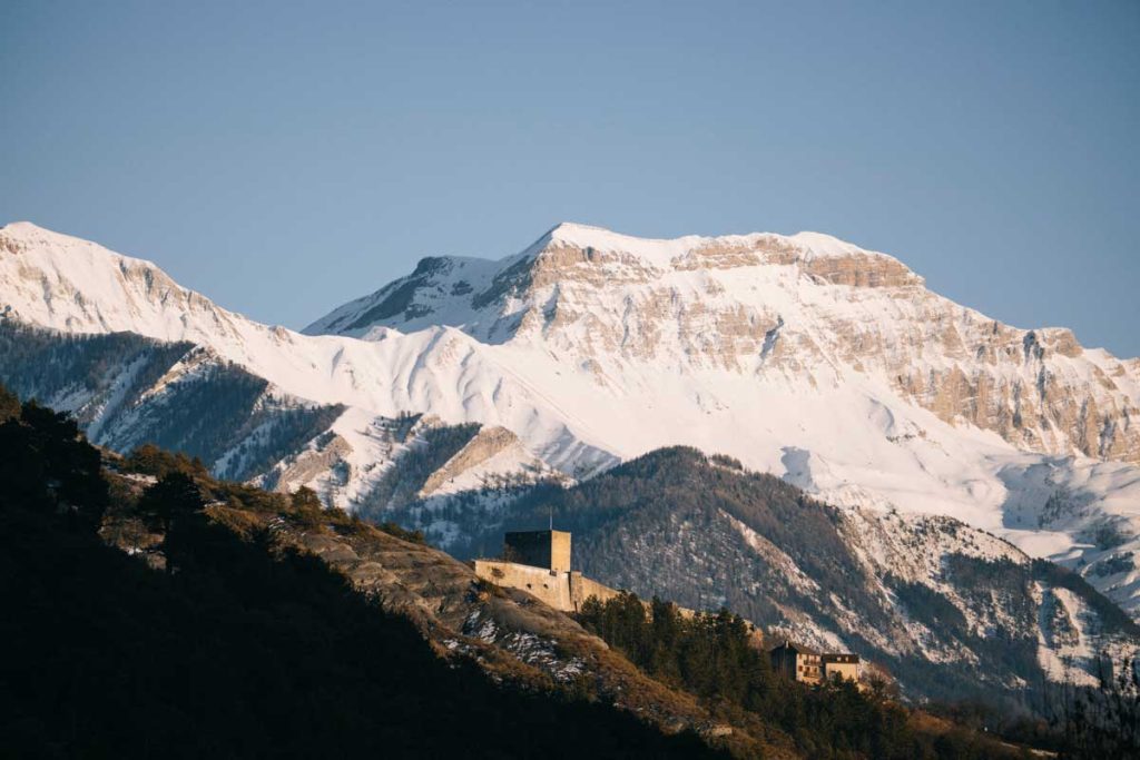 Le fort Vauban au pied d ela chaine de la Blanche à Seyne. crédit photo : Clara Ferrand - blog Wildroad