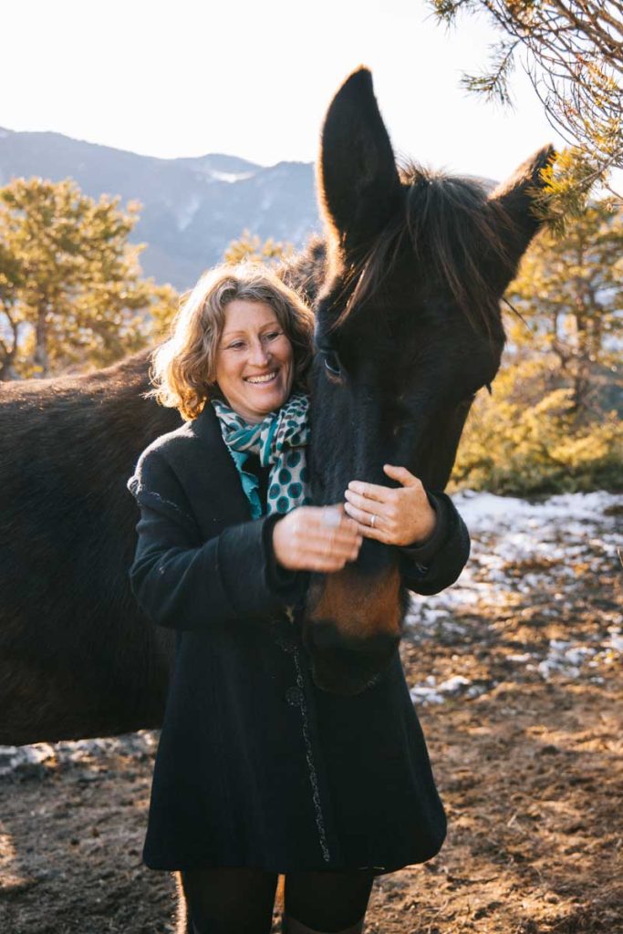 Portrait d'Emmanuelle Eleveuse de Mulet et de chevaux à Seyne. crédit photo : Clara Ferrand - blog Wildroad