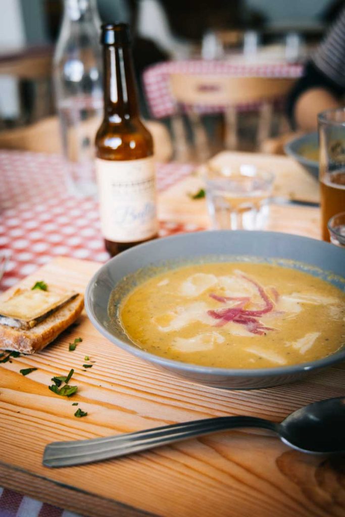 Le restaurant de l'auberge du Fanget dans les Alpes de Haute Provence. crédit photo : Clara Ferrand - blog WIldroad
