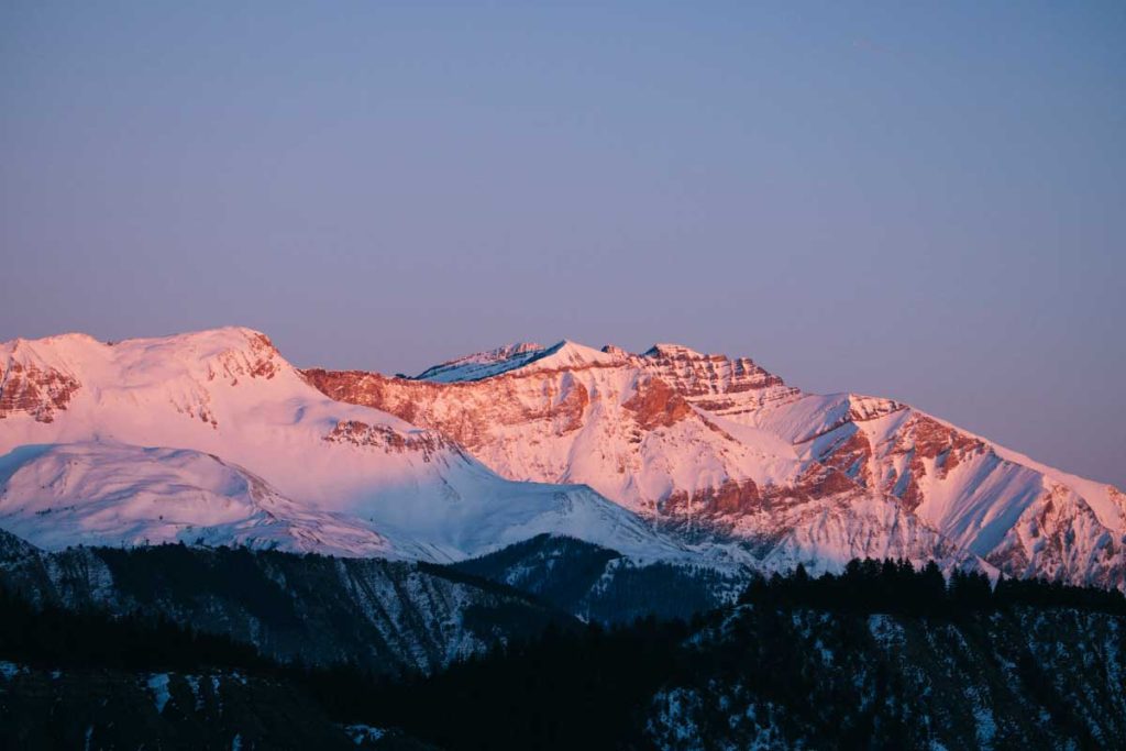 Coucher de soleil sur les sommets de Rocheclause et de la tête de l'estrop dans la chaîne de la Blanche. crédit photo : Clara Ferrand - blog WIldroad