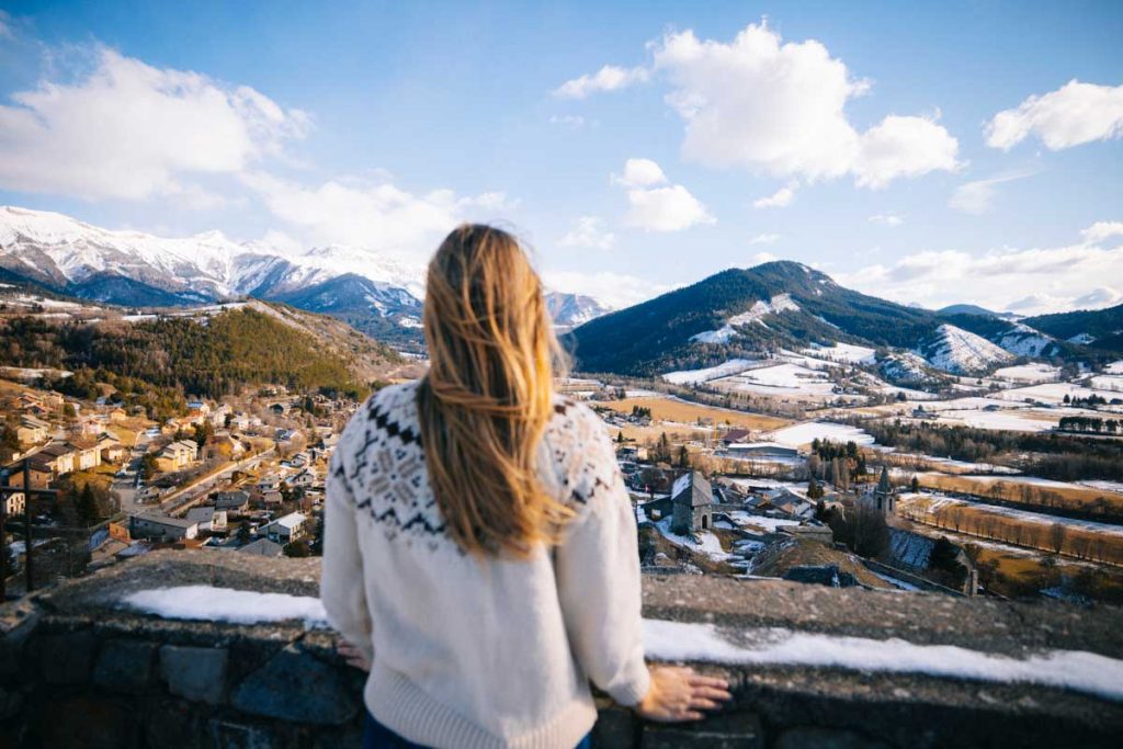 La vue sur Seyne depuis le fort Vauban, destination blanche Serre-Ponçon. crédit photo : Clara Ferrand - blog Wildroad
