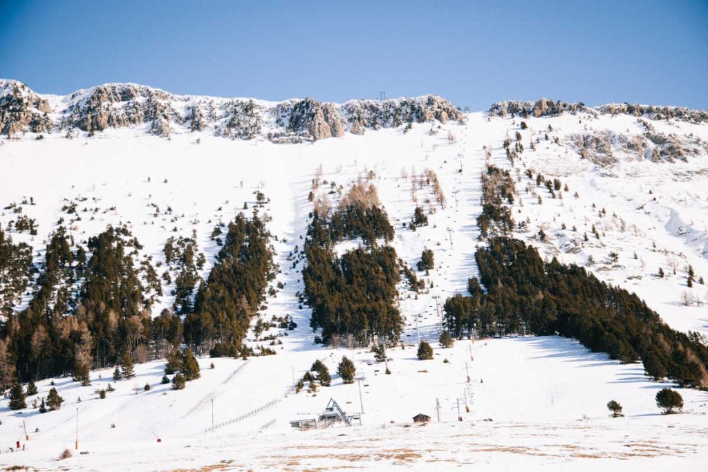 Le domaine skiable de Montclar les 2 vallée : le télésiège de la brèche qui mène au sommet de Dormillouse. crédit photo : Clara Ferrand - blog Wildroad